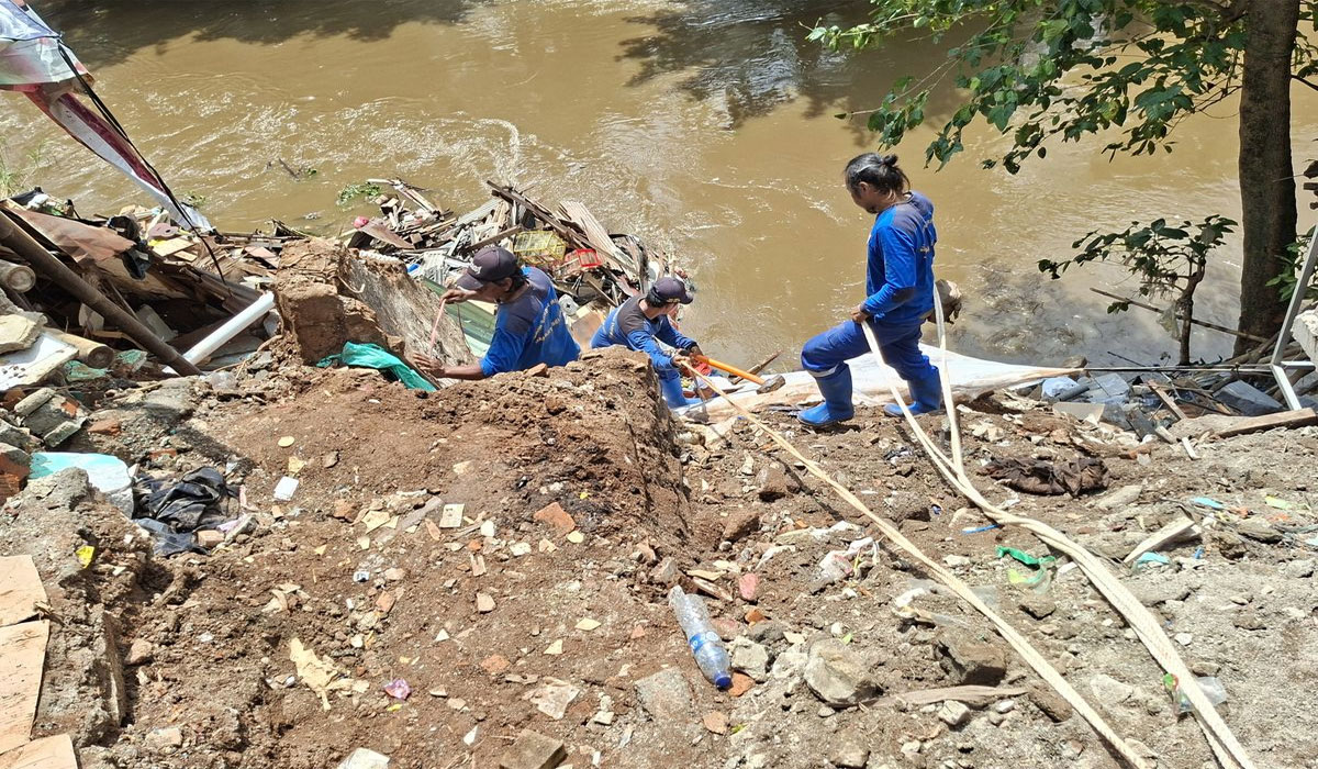 Darurat Bencana! Rumah di Tebet Ambles, Korban Ungkap Suasana Panik dan Ketakutan