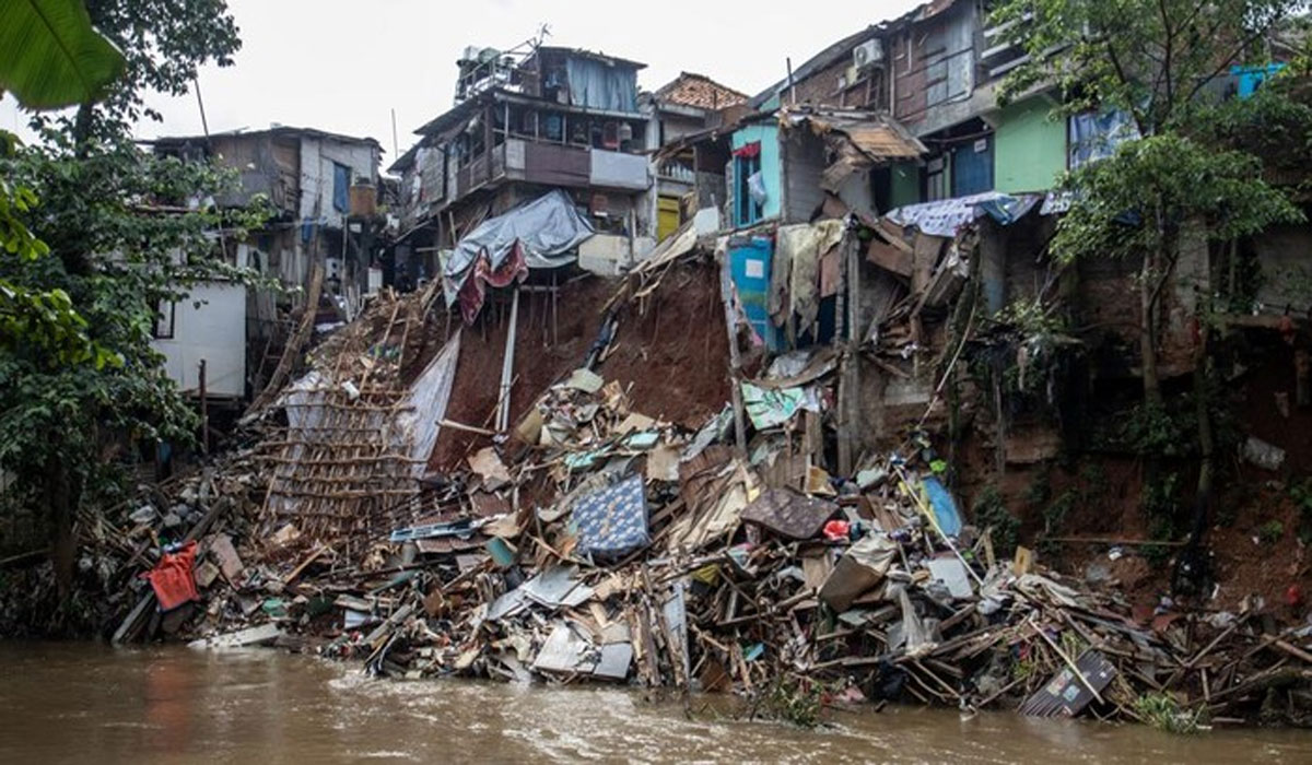 Darurat Bencana! Rumah di Tebet Ambles, Korban Ungkap Suasana Panik dan Ketakutan