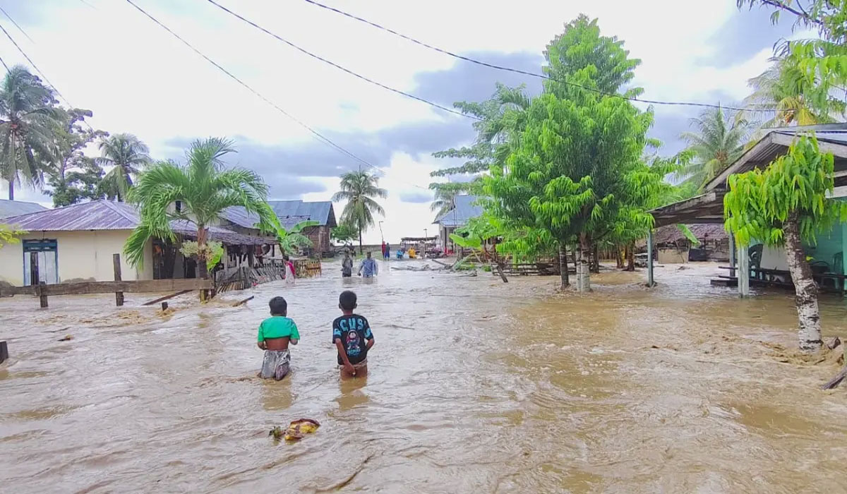 Situasi Darurat! Banjir Rendam Banggai Sulteng, Warga Terjebak di Tengah Genangan